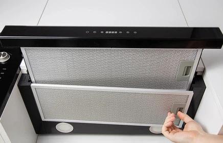 Zdjęcie artykułu blogowego: Jak założyć filtr węglowy do okapu podszafkowego? Poradnik dla posiadaczy okapów kuchennych