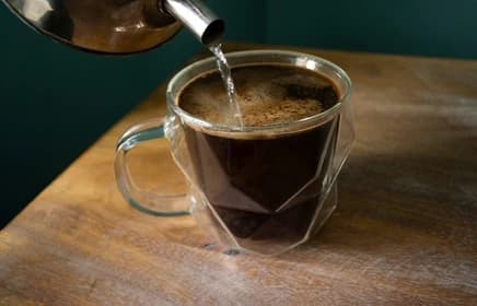 Zdjęcie artykułu blogowego: Jak parzyć kawę mieloną i czy warto mielić ziarna?