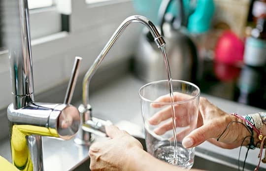 Czy filtrowanie wody jest ekologiczne? Rachunek zysków i strat