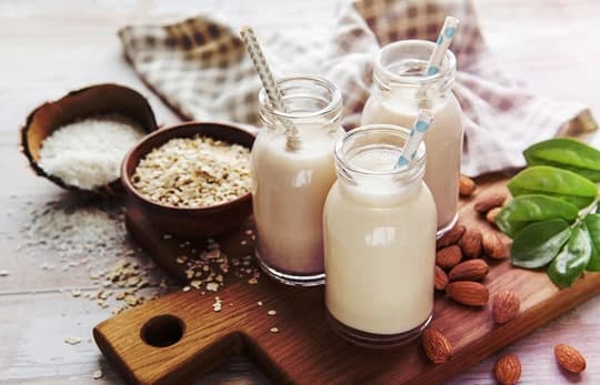 Napoje roślinne do kawy – poznaj alternatywy dla mleka krowiego!