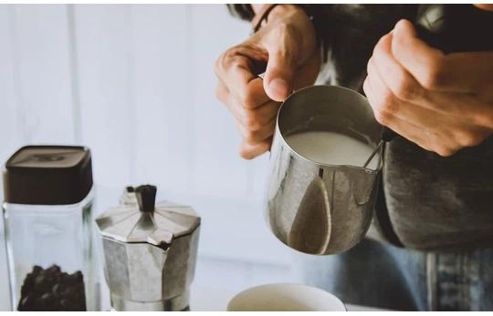 Cappuccino z aksamitną pianką. Jak wybrać spieniacz do mleka