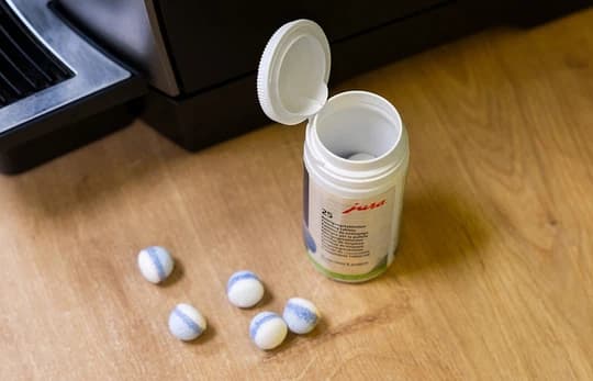 Jak używać tabletek do czyszczenia ekspresu? Poradnik krok po kroku