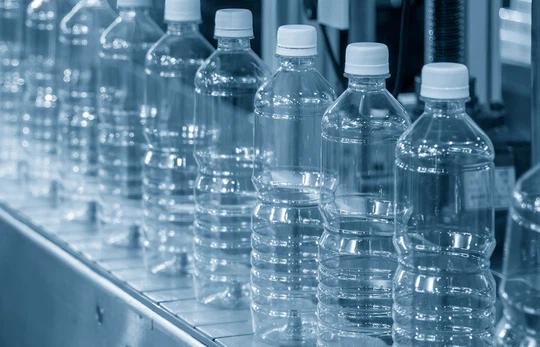 Ile wody potrzeba do wyprodukowania butelki PET 0,5 l?