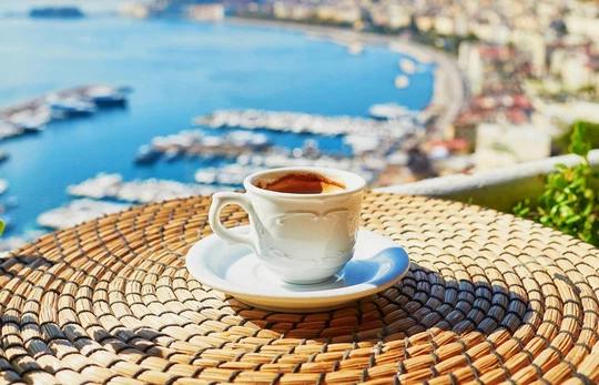 Kultura picia kawy we Włoszech – jak uniknąć faux-pas na urlopie?