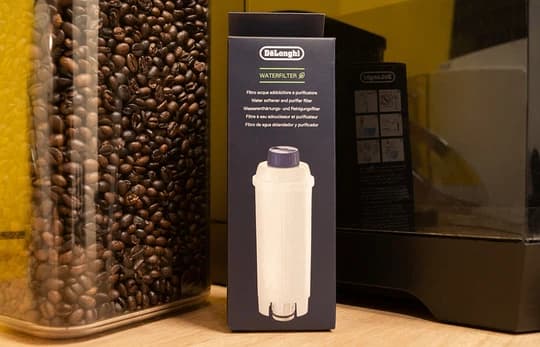 Jak wymienić filtr wody DLSC002 w ekspresie DeLonghi?