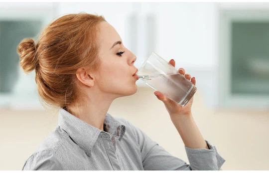 3 korzyści z regularnego picia wody, które zauważysz już po kilku dniach!