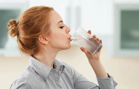 3 korzyści z regularnego picia wody, które zauważysz już po kilku dniach!