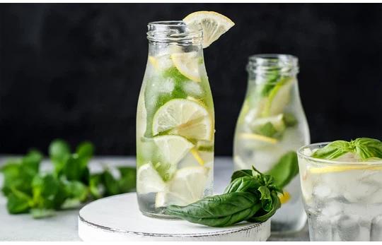 Kreatywne kostki lodu, orzeźwienie z przefiltrowanej wody