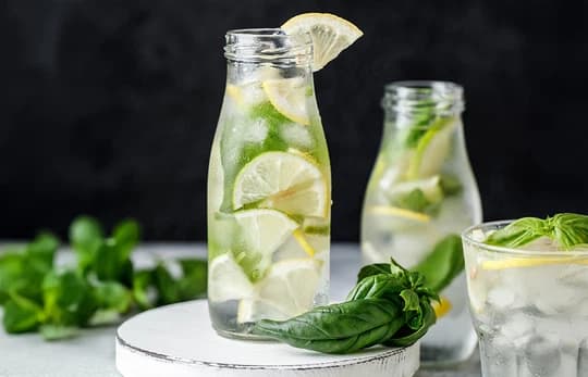 Kreatywne kostki lodu, orzeźwienie z przefiltrowanej wody